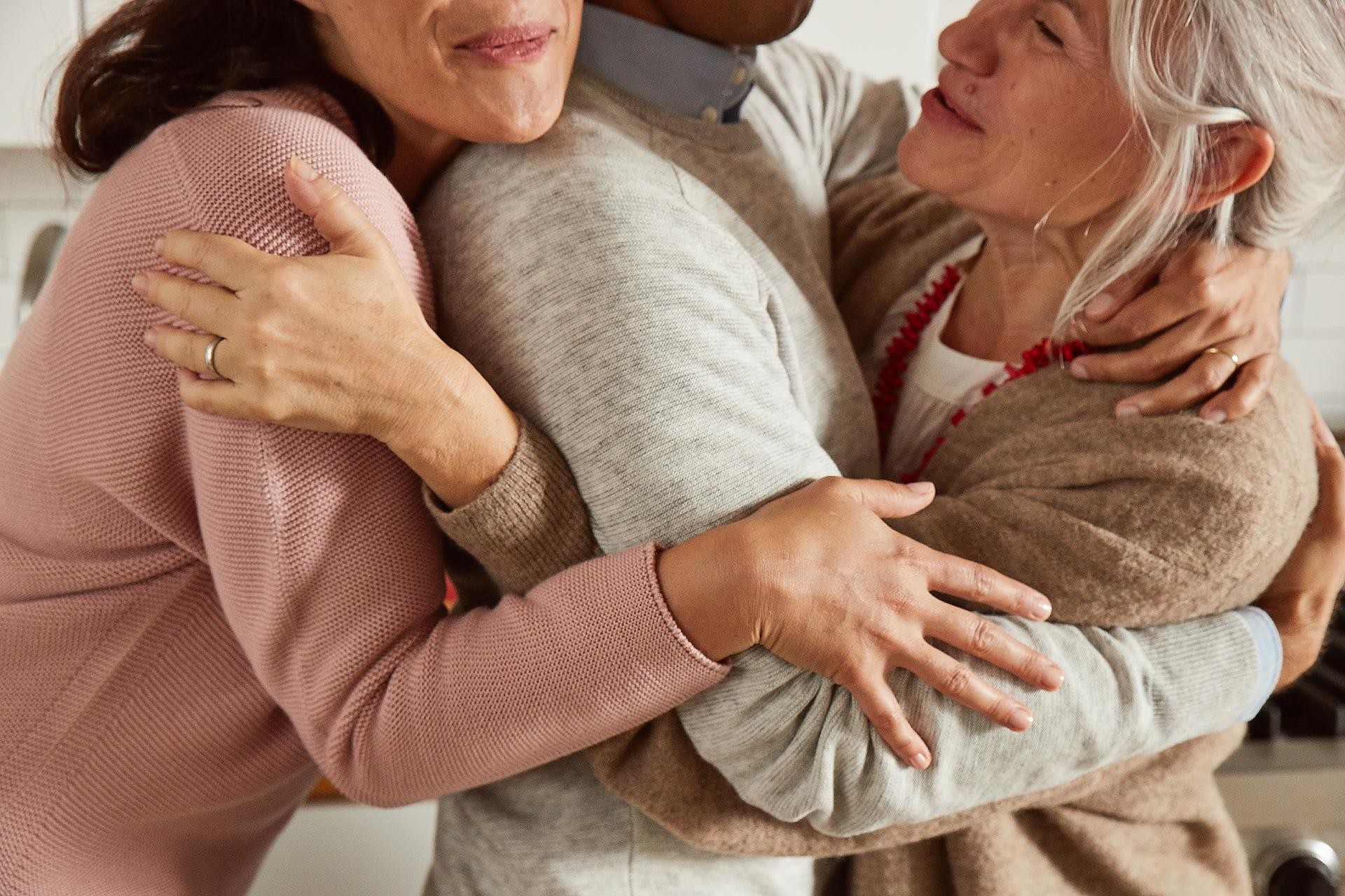 parents hugg