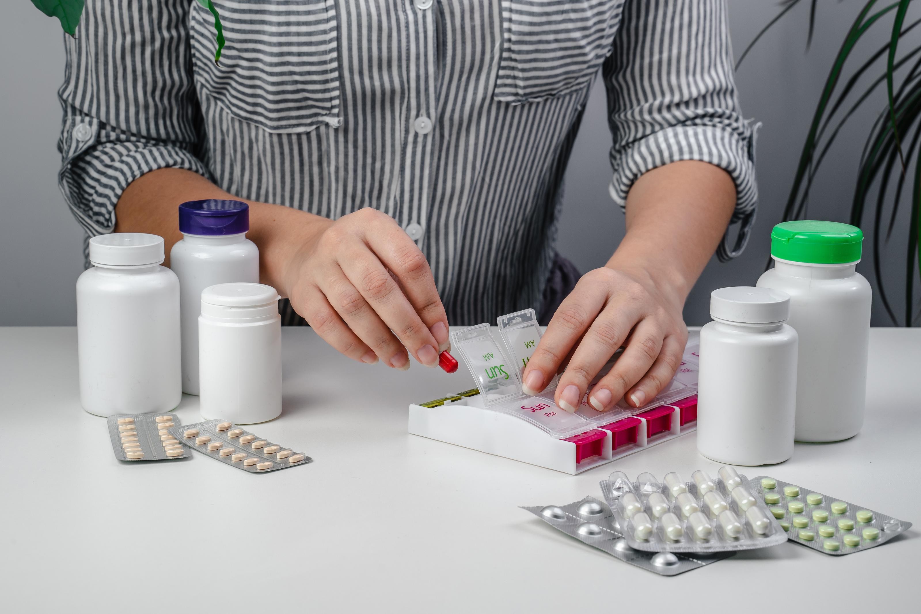 pills sorting pillbox